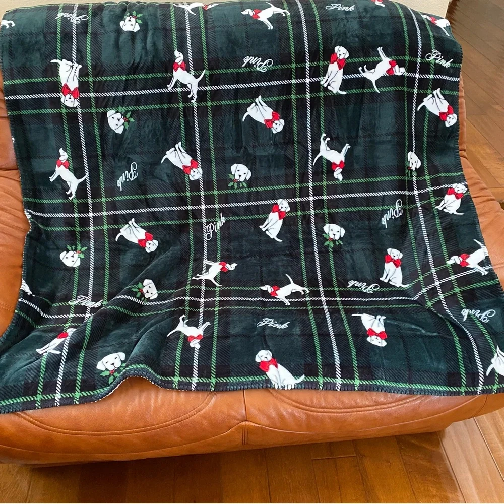 NWT Pink Cozy Fleece Blanket - Picture 2 of 9